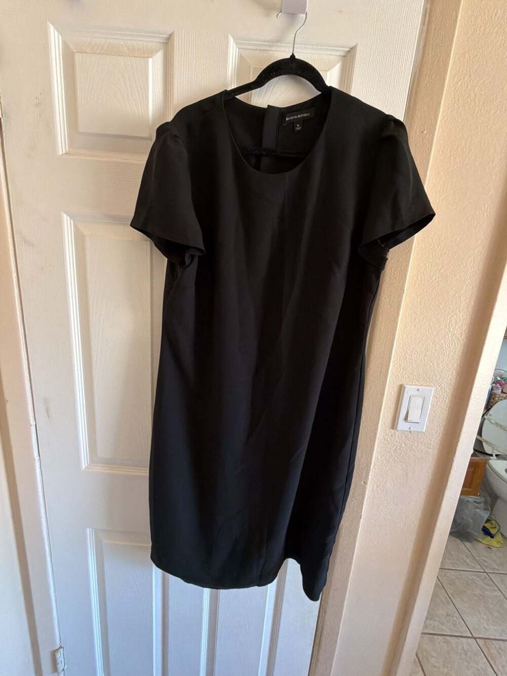 Banana Republic Black Short Sleeve Crew Neck Shift Dress